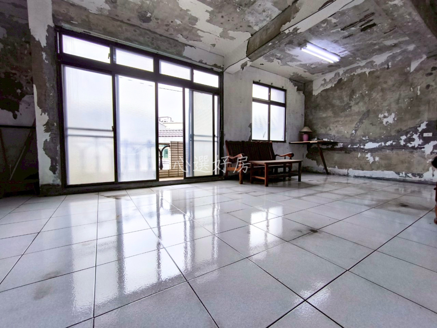 🧱 室內29坪 + 頂樓鐵皮空間丨鋼筋露臉學區宅丨低總價等你來改造！