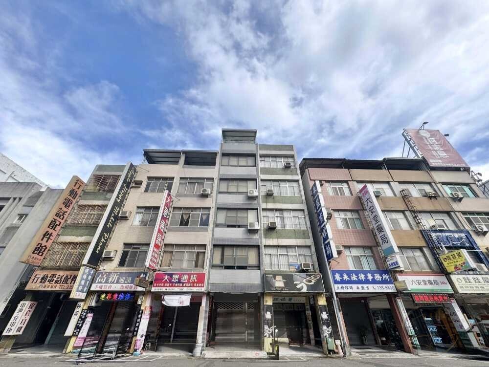 稀有六合一路黃金臨路透天｜四房可隔七房｜店住收租首